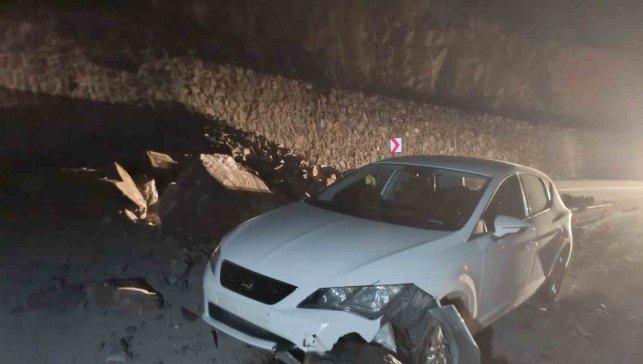 İspir - Erzurum yolunda gece korku dolu anlar, Kaya düşmesi kazaya neden oldu