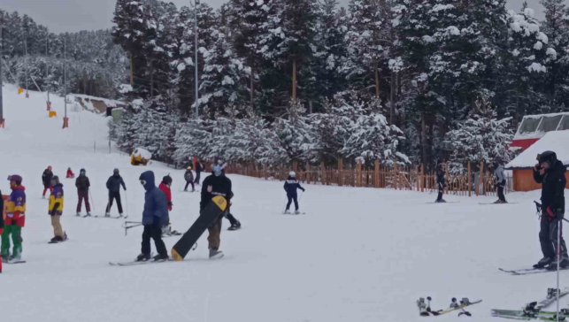 Kars'ta kayak heyecanı sürüyor