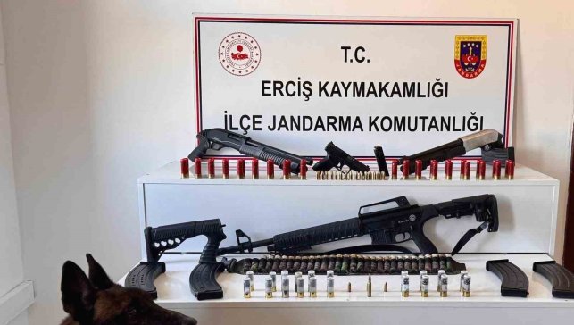 Erciş'te ruhsatsız silah ele geçirildi