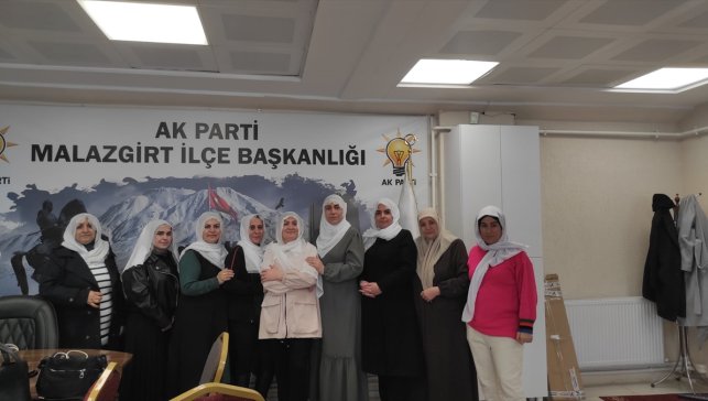 Malazgirt'te kadınlardan Mihalgazi Belediye Başkanı Güneş'e destek