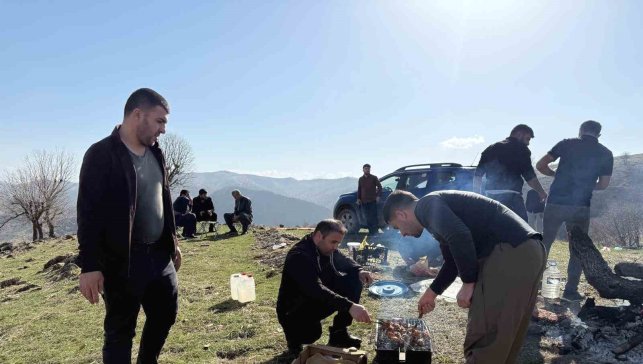 Derecik'te sıcak havayı gören vatandaşlar piknik alanlarına akın etti