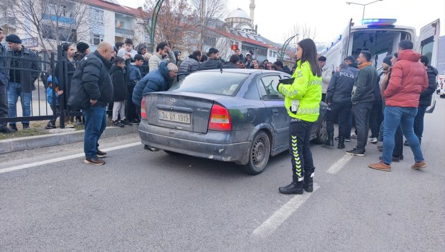 Bingöl'de otomobilin çarptığı yaya yaralandı