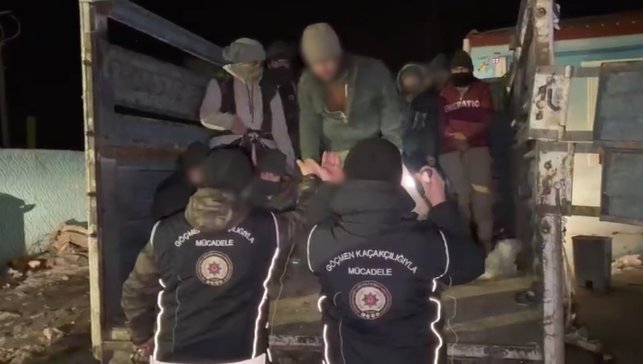 Kars'ta göçmen kaçakçılığı operasyonu: 19 düzensiz göçmen yakalandı