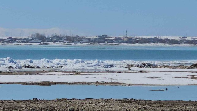 Arin Gölü'nde buz dalgaları: Sahilde metrelerce buz yığını oluştu