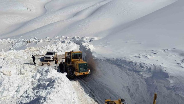 Van'da 3 bin 300 rakımlı mezra yolunda karla mücadele sürüyor