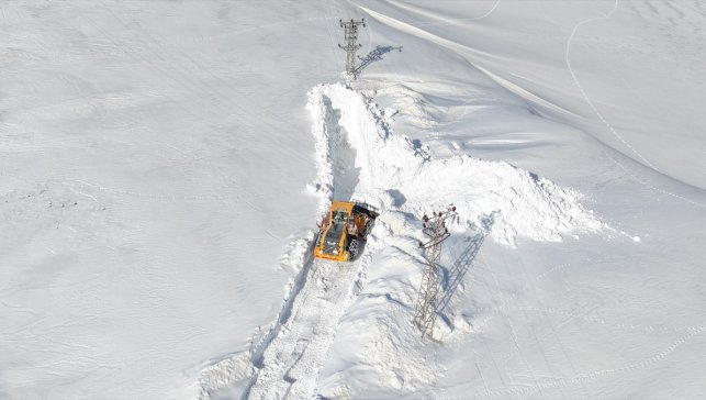 Van, Hakkari ve Bitlis'te kar ulaşımı aksattı