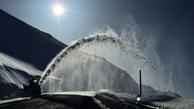 Ardahan'da karla mücadele çalışmaları sürüyor