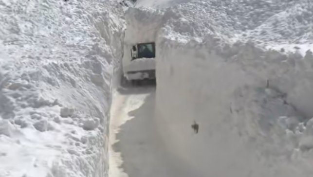 Çığ nedeniyle kapanan köy yolunda zorlu karla mücadele çalışması