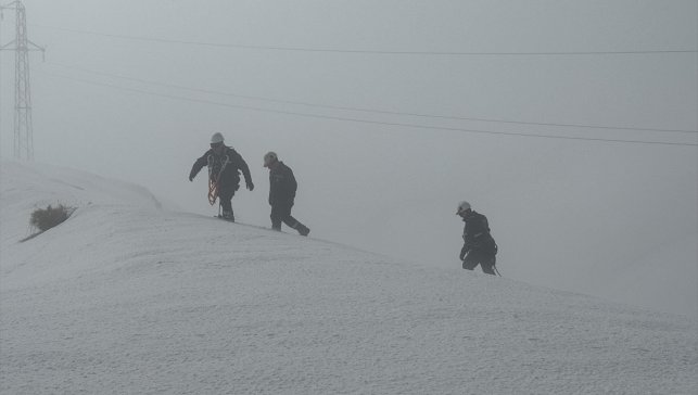 Hakkari'de VEDAŞ ekibi, karlı dağda arızayı gidererek köye yeniden enerji verdi