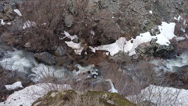 Bitlis'te dereye düşen hafif ticari araçtaki 3 kişi öldü, 5 kişi yaralandı