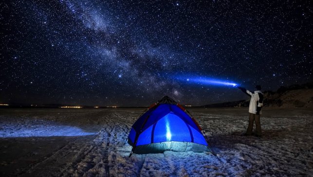 Yüzeyi buzla kaplı Çıldır Gölü'nün üstünde kamp çadırı kurdular