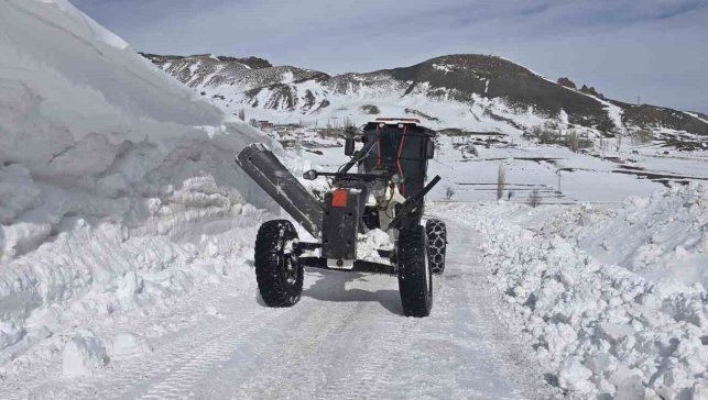 Son yılların en yoğun kar yağışını alan Iğdır'da karla mücadele aralıksız sürüyor