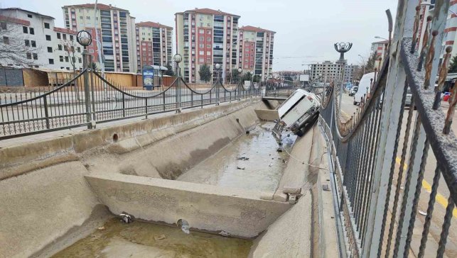 Malatya'da kontrolden çıkan pikap kanala uçtu