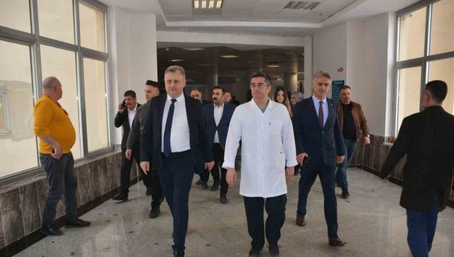 Bitlis İl Sağlık Müdürü Ergene'den hastanede tedavi gören yaralılara ziyaret