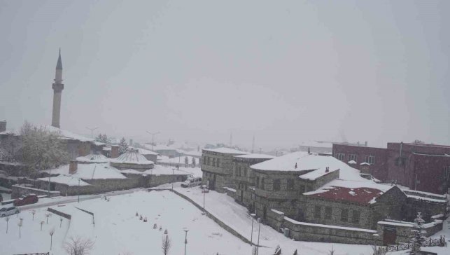 Doğu'ya kar yağmurla karışık geri geliyor