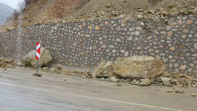 Malatya'da dev kaya parçaları yola düştü