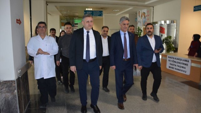 Bitlis Sağlık Müdürü Ergene trafik kazasında yaralananları hastanede ziyaret etti