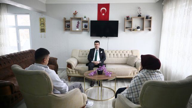 Uyuşturucu bağımlılığından kurtulan otizmli genç, hayata yeni bir adım attı