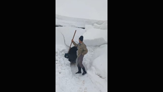 Çatıdan düşen kar kütlesinden saniyelerle kurtuldu