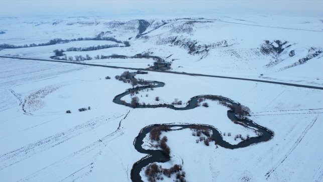 Kars'ta karla kaplanan menderesler dronla görüntülendi