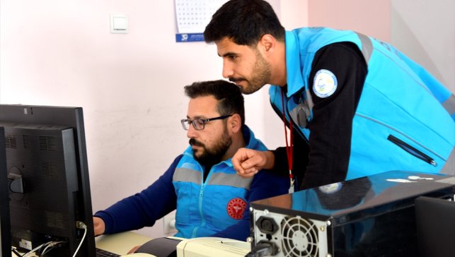 Bitlis Sağlık Müdürü Ergene ile sağlık çalışanları 101 yaşındaki hastayı evinde ziyaret etti