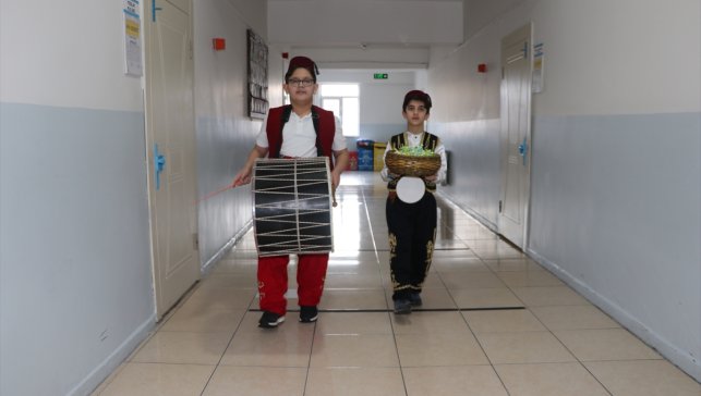 Erzurum'da ilkokul öğrencileri ramazanı davul ve manilerle karşıladı