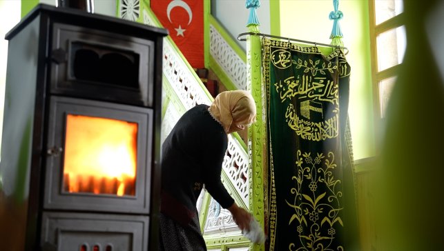 Erzincan'daki tarihi cami, imece usulüyle temizlendi