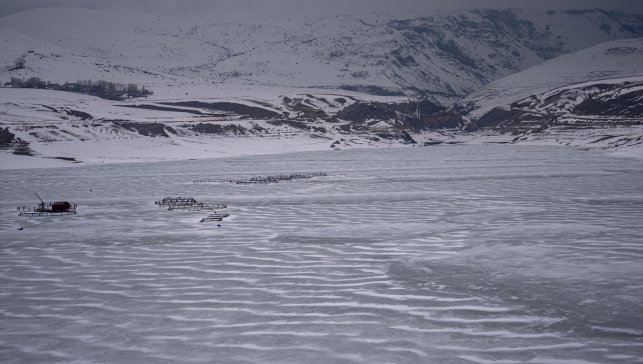 Erzurum'daki Demirdöven Barajı'nın yüzeyi buz tuttu