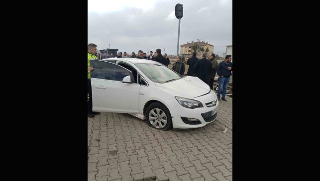 Tren hemzemin geçitte araca çarptı: 3 yaralı