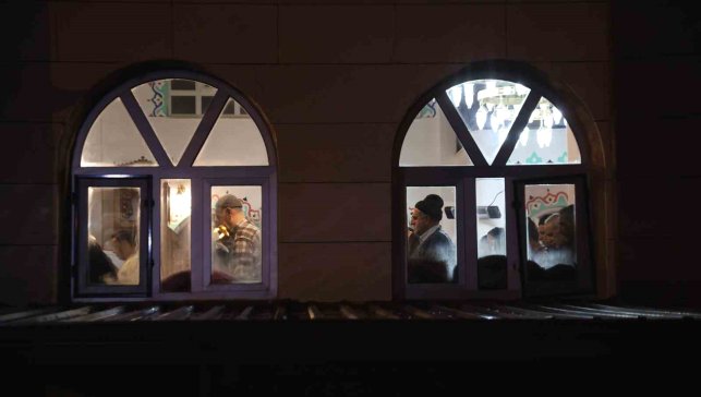 Elazığ'da Ramazan ayının ilk teravihinde camiler dolup taştı