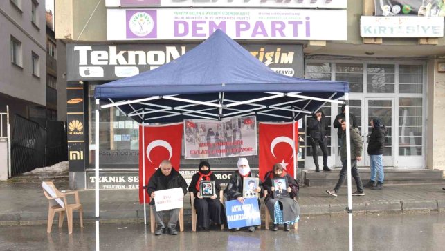 Muş'ta evlat nöbeti sürüyor