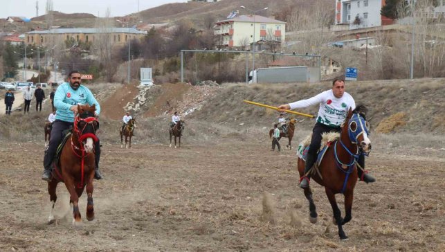 Tercan’ın 108. Kurtuluş Yılında Cirit Müsabakası Tribünleri Doldurdu