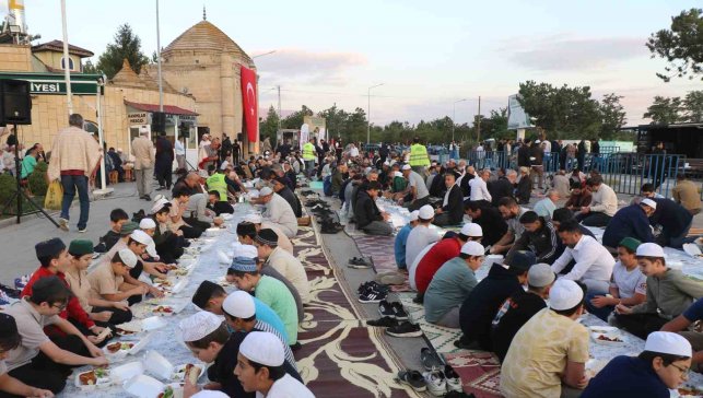Erzincan'da Vakıflardan Terzibaba Sofrasında Ramazan iftarı