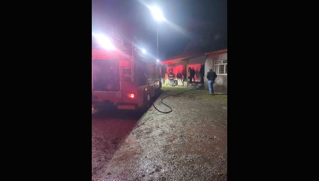 Karakoçan'da rüzgarın tutuşturduğu bacayı itfaiye ekipleri söndürdü