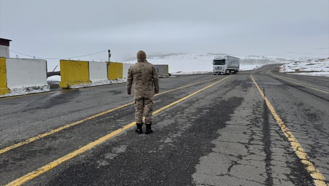 Ardahan'da gümrük kapısı yolu kar nedeniyle tır geçişine kapatıldı