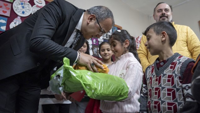 Erzurum'da off-road ekipleri karlı dağları aşıp öğrencilere hediye götürdü
