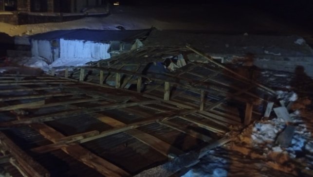 Ardahan'da şiddetli rüzgar nedeniyle çatılar zarar gördü