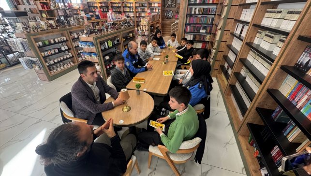 Van'da polis ve öğrenciler kitap tahlili etkinliğinde buluşuyor