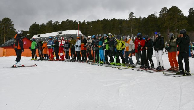 Kars'ta özel sporcular için kayak antrenörlüğü kursu başladı