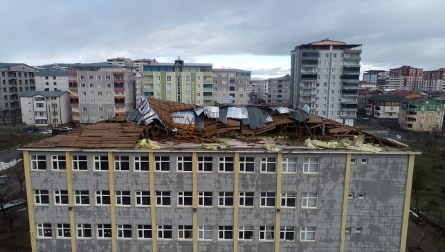 Muş'ta fırtına nedeniyle okul ve evin çatısında hasar oluştu