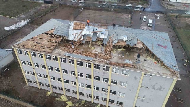 Muş'ta fırtına okul çatısını uçurdu: Eğitime ara verildi