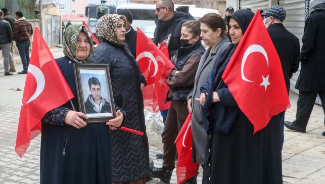 Vanlı aileler DEM Parti binası önündeki evlat nöbetini sürdürdü