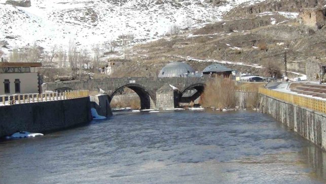 Kars Çayı'nda erken bahar: Zemheri beklenirken buzlar çözüldü