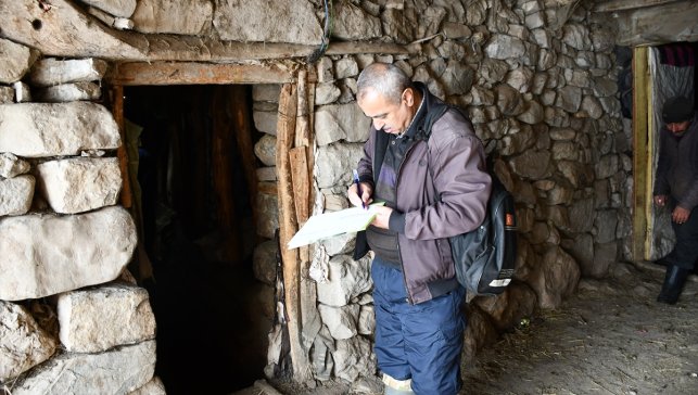 Hakkari'de küpe ve aşılama çalışması sürüyor