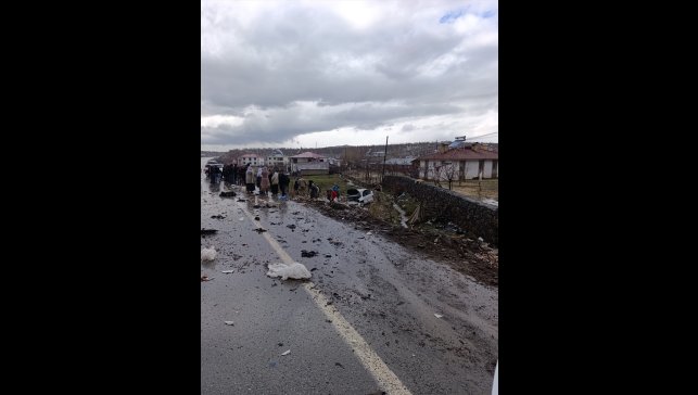 Bingöl'de devrilen otomobildeki 7 kişi yaralandı