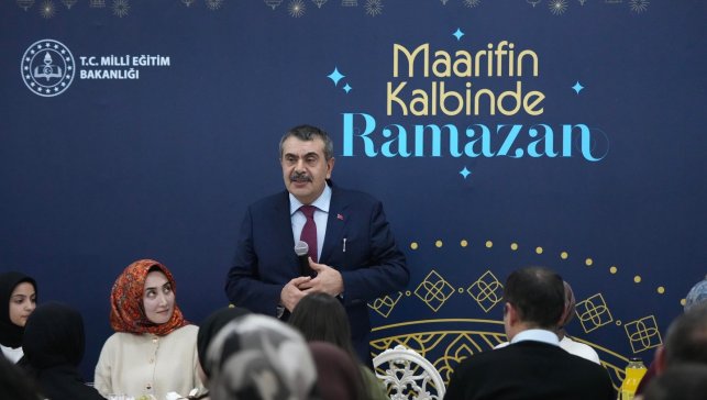 Milli Eğitim Bakanı Tekin, Erzurum'da şehit aileleri ve gazilerle buluştu, ilk iftarını öğrencilerle açtı