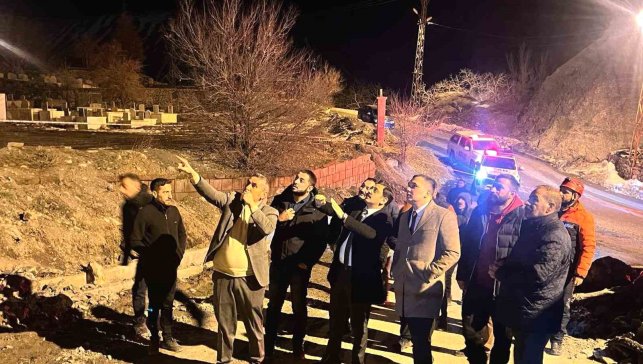 Vali yardımcıları dev kayaların düştüğü bölgede inceleme yaptı