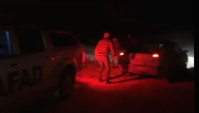 Kar ve tipiden yolda mahsur kalan vatandaşları AFAD ekipleri kurtardı