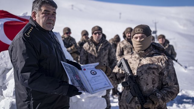 Erzurum'da kış şartlarında arama kurtarma eğitimlerini tamamlayan PÖH'ler sertifikalarını aldı