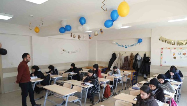 Muş'ta öğrencilerden Ramazan'a özel sınıf ve okul süslemesi